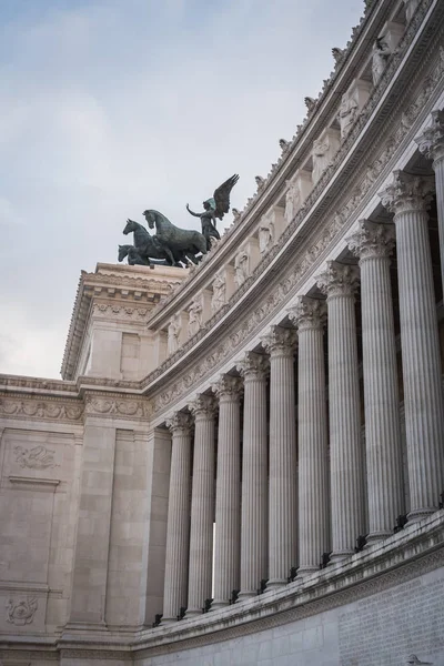 Roma'daki Vittorio Emanuele Ii anıtının sütunları