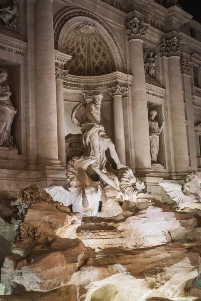La fontaine de Trevi et Neptune la nuit à Rome — Photo