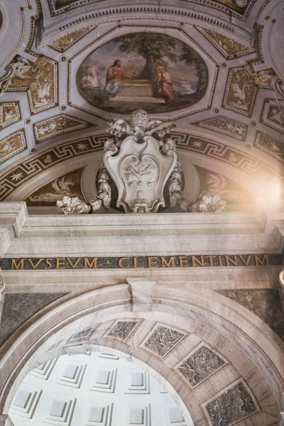 VATICANO, ROMA, ITALIA - 17 DE NOVIEMBRE DE 2017: Adorno mural de la sala del museo Vaticano — Foto de Stock