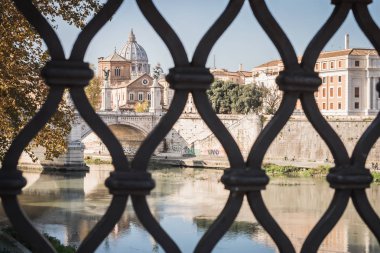 Roma'daki Fiume Tevere üzerindeki Roma köprüsünden Vatikan'a erişim