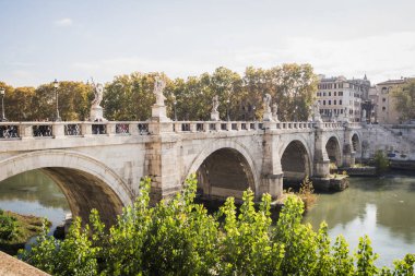 Roma, İtalya - 18 Kasım 2017: Roma'da güzel heykeli olan tarihi köprü