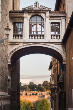Roma'da iki bina arasında eski bir köprü altında Geçiş