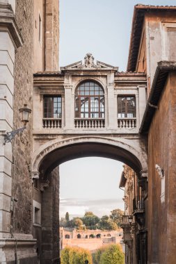 Roma harabelerine giden eski bir Roma köprüsünün altından geçit