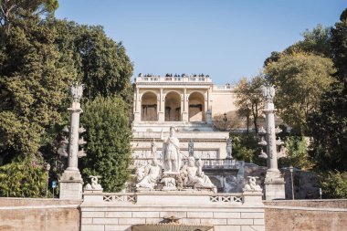 Roma, İtalya - 18 Kasım 2017: Roma'daki Piazza Del Popolo heykeli ve antik binası