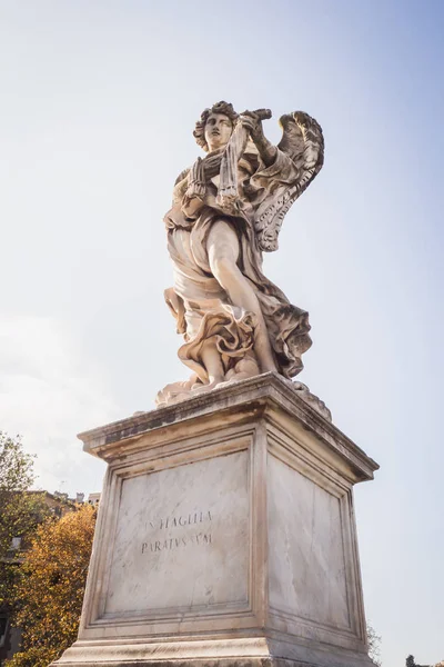 Estátua de anjo no céu ensolarado de Roma — Fotografia de Stock