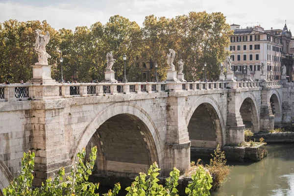 ROMA, ITALIA - 18 NOVEMBRE 2017: Ponte con bella statua a Roma — Foto Stock