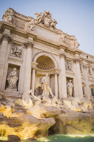 Místo fontány Trevi na konci dne v Římě — Stock fotografie