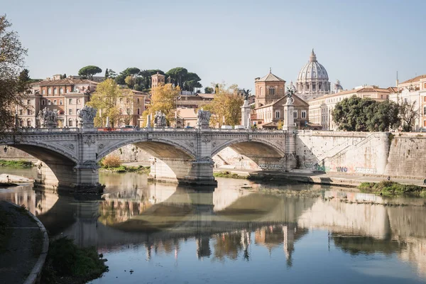 Roma'da Fiume Tevere üzerinde Roma köprüsü