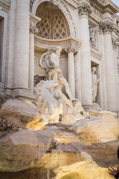 罗马夜景的特雷维喷泉海王星雕像 — 图库照片