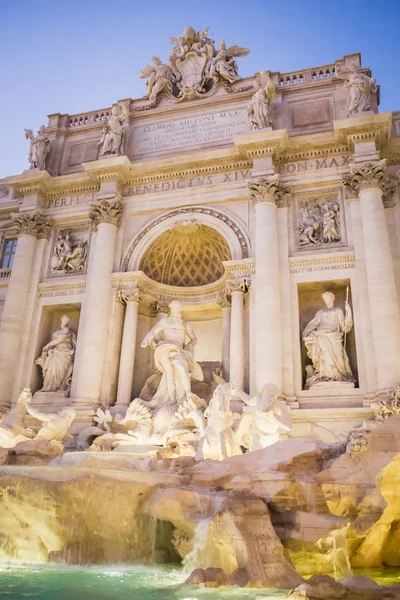 Fonte de Trevi após o pôr do sol em Roma Itália — Fotografia de Stock