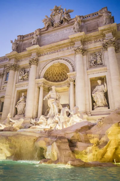 罗马日落后一天结束时的特雷维喷泉 — 图库照片