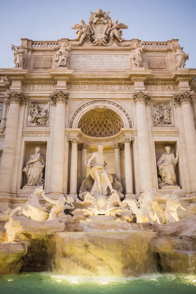Fontaine de Trevi à la fin de la journée à Rome — Photo