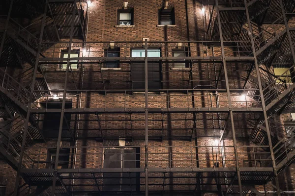 Gece tipik bir eski New York binasının cephesi