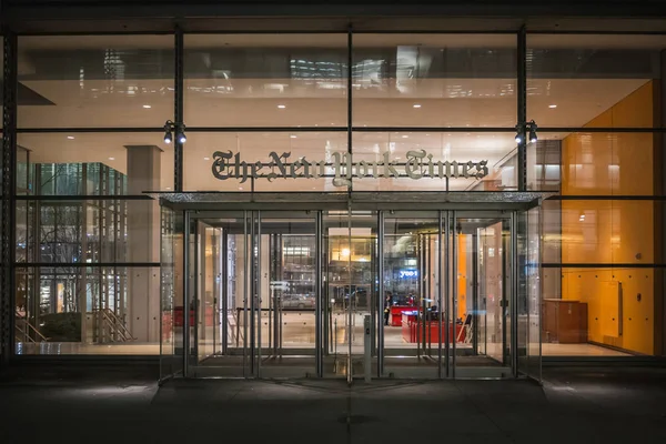 NUEVA YORK, EE.UU. - 22 DE FEBRERO DE 2018: Entrada principal del famoso New York Times por la noche — Foto de Stock