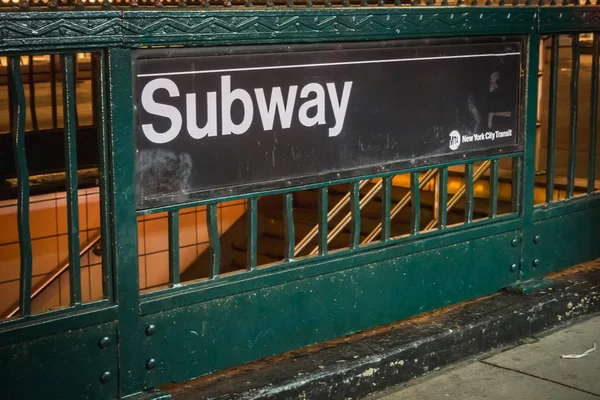 New York, USA-22 februari 2018: New York Metro tillgång skyltning — Stockfoto