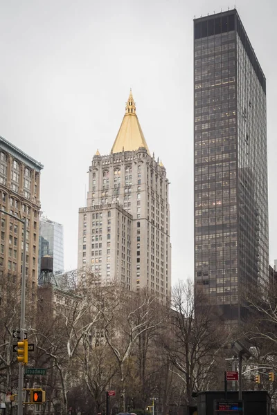 Broadway Köşesi ve W24.