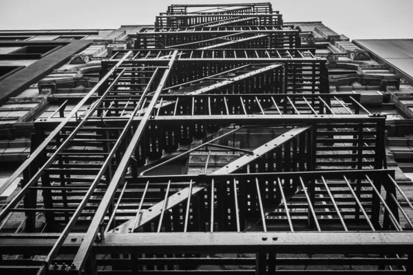 Nöd-trappa av byggnad i New York i svartvitt — Stockfoto