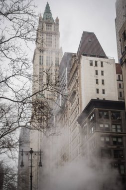 Manhattan'ın dumanlı sokakları kışın sonunda gri bir gün