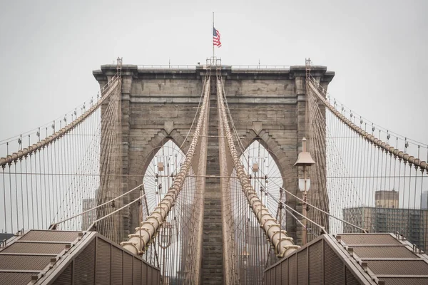 맨해튼 다운타운으로 가는 유명한 브루클린 다리의 일반적인 건축물 — 스톡 사진
