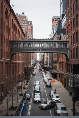 Trafik sıkışıklığı ve High Line görülen sokaklarda normal bir günün etkinliği
