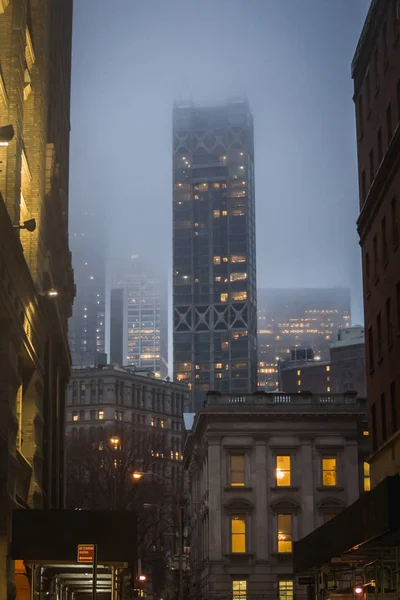 Binaların ortasında New York şehir Manhattan sokaklarından klasik gece görünümü