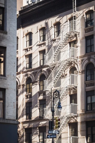 In un modo o nell'altro per le strade di New York tra vecchi edifici tipici della città — Foto Stock