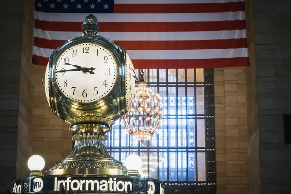 NEW YORK, USA - 24 FEBBRAIO 2018: Orologio d'oro al banco informazioni Grand Central Station MTA di Manhattan — Foto Stock