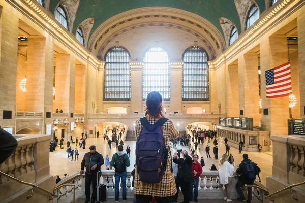 NEW YORK, USA - 24 FEBBRAIO 2018: Turista che scatta una foto alla Grand Central Station di New York — Foto Stock