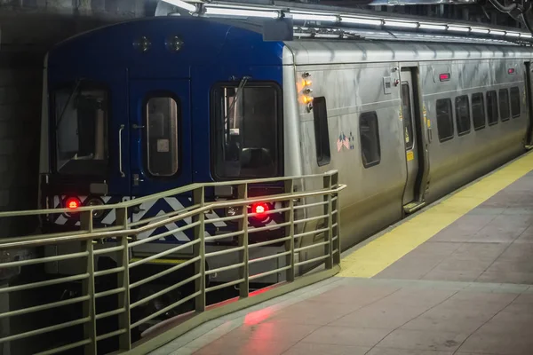 Tåg parkerade i en docka innan du lämnar på Grand Central Station på Manhattan — Stockfoto