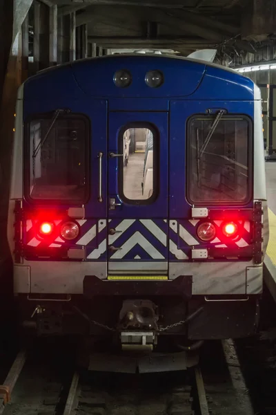 Zug parkt in einer Spur vor Abfahrt am Hauptbahnhof in Manhattan — Stockfoto