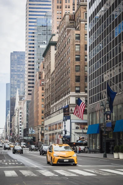 Taxi giallo e traffico mattutino per le strade di Manhattan — Foto Stock