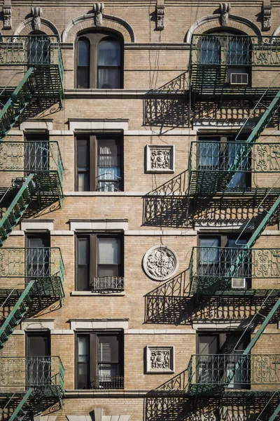 Теневая игра на фасаде здания на Манхэттене — стоковое фото