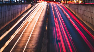 Paris'te bir Parien köprü altında araba çöp tren