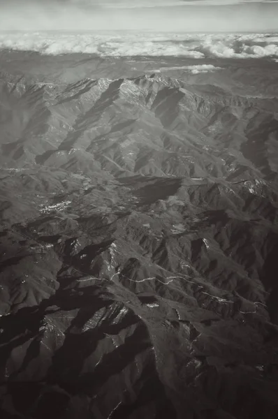 Εναέρια θέα από ένα αεροπλάνο των Πυρηναία Όρη σε μαύρο και άσπρο — Φωτογραφία Αρχείου