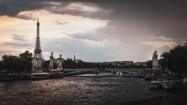 Paris'te gün batımında Seine Nehri ve Eyfel Kulesi — Stok fotoğraf