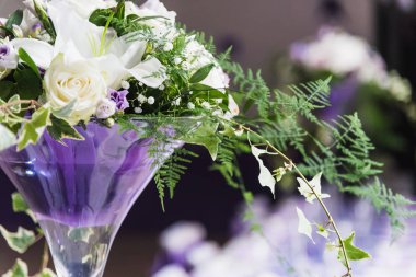 Leylak renkli düğün dekorasyon çiçek buketi