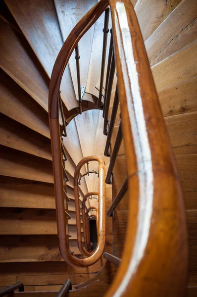 Escadarias em espiral de madeira típicas de edifícios parisienses em Paris — Fotografia de Stock