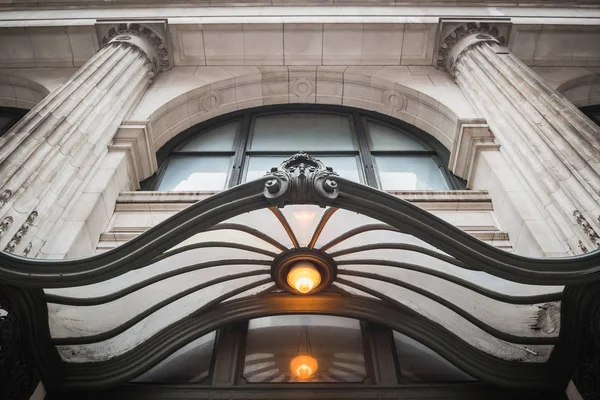 Fachada de un edificio con columnas sobre un dosel en la entrada de un edificio —  Fotos de Stock