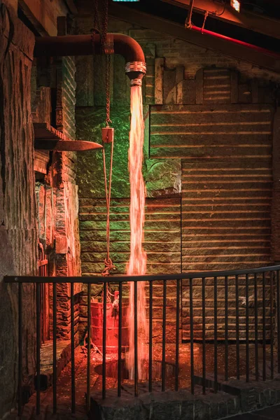 Fontän och sigill magiska vattnet bakom barerna i den hemliga gömställe av Leprechaun — Stockfoto