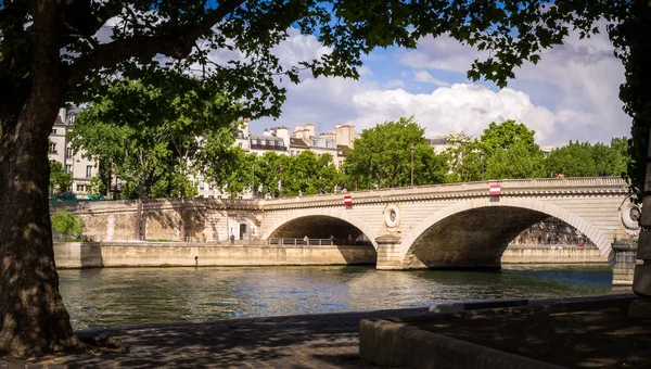 Puente parisino y el río Sena desde la isla de San Luis —  Fotos de Stock