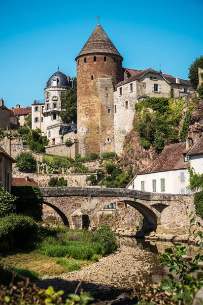 Tonozlu köprünün rıhtımlarından ve eski ortaçağ kenti Semur en Auxois'den manzara