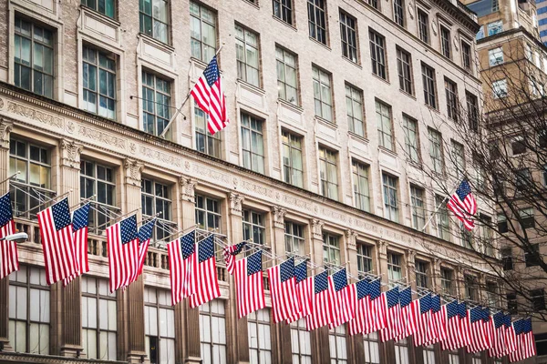 Linea di bandiere americane per le strade di Manhattan — Foto Stock