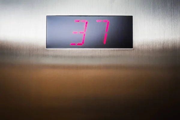 Chegada ao piso 37 no elevador — Fotografia de Stock