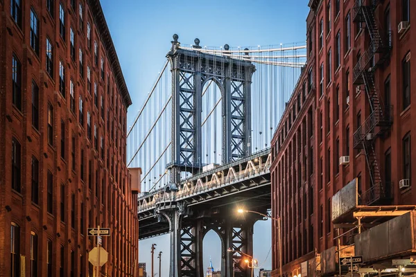 Dumbo - El famoso puente de Manhattan entre dos edificios de ladrillo rojo en Brooklyn — Foto de Stock