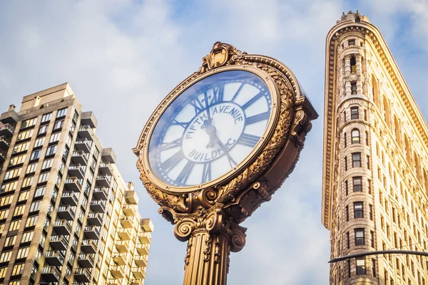 Midtown Manhattan Flatiron Binası'nın ikonik altın saati