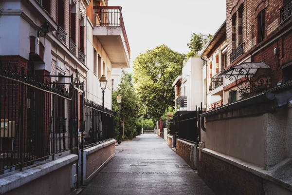 Paris banliyölerinde tipik bir sokak Cityscape