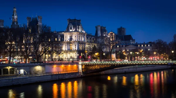 Parisian landscape near the City hall of Paris with the Seine river at night — Stock Photo, Image