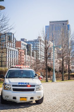 Hudson Nehri rıhtımBir polis arabası ile Aşağı New York Cityscape