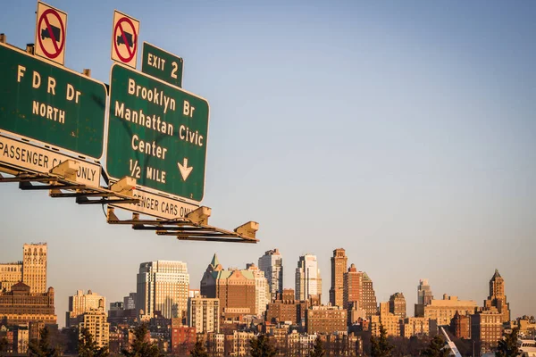 Brooklyn skyline von franklin d. roosevelt drive entlang des east river in new york — Stockfoto