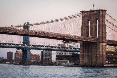 East River'daki Manhattan Köprüsü ve Brooklyn Köprüsü'nün yakın arazisi